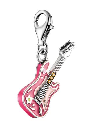 Ciondolo a forma di chitarra elettrica argento e rosa con cuori e stelle decorative attaccato a un moschettone.