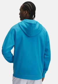 Hoodie in leuchtendem Türkis, aus weichem Stoff, mit gerippten Bündchen und Bund, entspannter Schnitt und genähten Nähten.