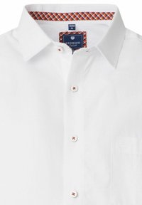 Weißes Button-up-Hemd aus Baumwolle mit einem gemusterten, orangen und marineblauen Innenkragen und kontrastierenden roten Stichen an den Knöpfen.