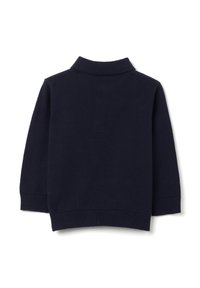 Maglione blu navy con colletto alto e maniche lunghe, con polsini e orlo a costine. Il tessuto è liscio e leggero.