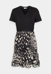 Schwarzes Kurzarmkleid mit V-Ausschnitt; verfügt über eine elastische Taille und einen mehrlagigen Rock mit Leopardenmuster in Schwarz und Creme.