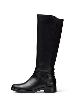 Botas negras hasta la rodilla hechas de cuero suave, con un tacón bajo y cremallera lateral. La parte superior tiene un acabado mate con un ligero brillo.