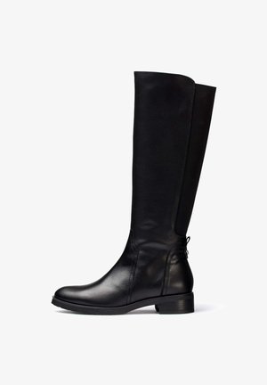 Botas negras hasta la rodilla hechas de cuero suave, con un tacón bajo y cremallera lateral. La parte superior tiene un acabado mate con un ligero brillo.