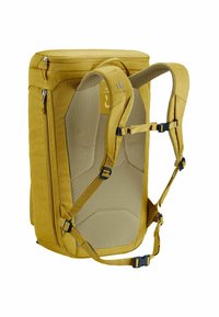 Gelber Stoff-Rucksack mit gepolstertem Rückenpolster, verstellbaren Trägern und einem Reißverschluss-Oberfach. Verfügt über eine Netzpolsterung für zusätzlichen Komfort.