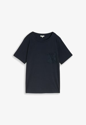 Granatowy T-shirt z krótkim rękawem i okrągłym dekoltem z kieszenią na piersi w kwiatowy wzór na jednolitym białym tle.