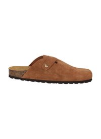 Zapato slip-on de ante marrón con punta redondeada, que presenta un botón de acento lateral y una suela texturizada similar al corcho.