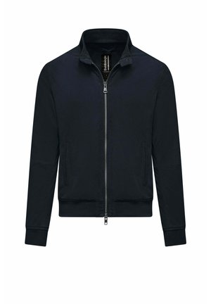 Czarna kurtka na suwak z kołnierzem typu stójka, ściągaczami na mankietach i dole, przednimi kieszeniami oraz metalowym zamkiem błyskawicznym, przedstawiona na białym tle.