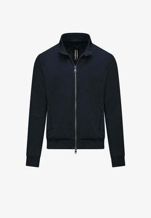 Giacca nera con zip frontale, collo alla coreana, polsini e orlo a costine, tasche frontali e chiusura con cerniera metallica, mostrata su sfondo bianco.