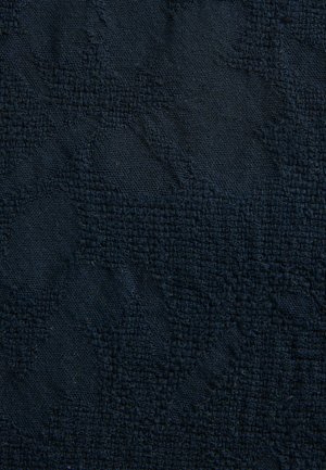 Tessuto di un blu navy scuro con una sottile trama. La superficie presenta un mix di aree tessute e lisce, offrendo un'esperienza tattile variegata.