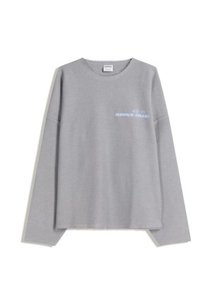 Langærmet grå sweatshirt lavet af blødt stof med rå kant. Har en blå grafisk tekst "SURFACE STUDIO" på forsiden.
