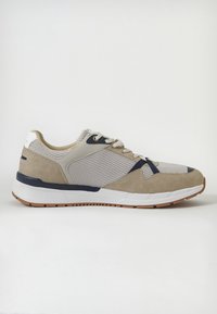 Beige és szürke sneaker, mesh felsőrésszel, velúr részletekkel, gumitalppal, kontrasztos sötétkék elemekkel és fűzős kialakítással.
