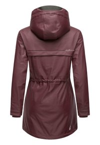 Bordeauxfarbener, wasserdichter Jacke mit tailliertem Schnitt, Kapuze und elastischen Bündchen. Verfügt über eine glatte, glänzende Oberfläche und ein Logo in der Nähe des Saums.