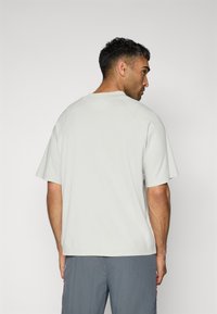 Umbro WASHED HIGH NECK BOXY TEE - Camiseta básica - harbor mist