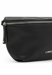 Borsa a tracolla in pelle nera con superficie testurizzata, dotata di chiusura con zip argentata e logo metallico sul fronte. Design compatto e snello.