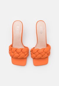 Sandales à enfiler orange avec une bride tressée. Matériau lisse, design à bout carré et semelle intérieure rembourrée. Le logo est embossé sur la semelle intérieure.