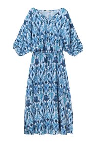 Modré vzorované šaty s výstřihem do V, krátkými nabíranými rukávy a stahovacími šňůrkami v pase. Tkanina má abstraktní tvary v různých odstínech modré.