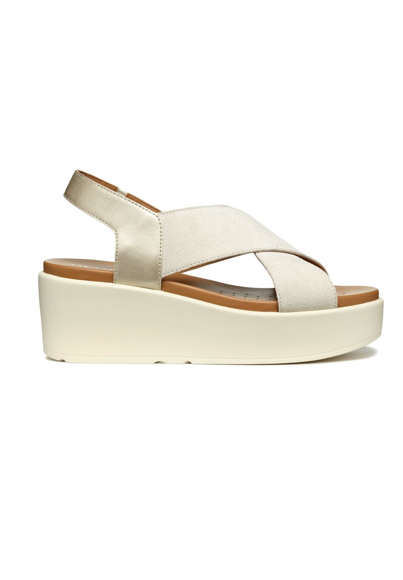 Sandali a zeppa beige con fasce incrociate in materiale morbido, soletta imbottita e una spessa suola piattaforma bianca per maggiore altezza e comfort.
