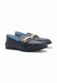 Mocassini in pelle blu navy con cucitura a vista, dotati di un accentuato in catena dorata e un morbido rivestimento interno blu. Tacco basso a blocco.