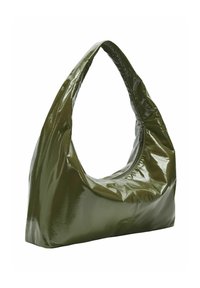 Olivewą zielona, błyszcząca torba w kształcie hobo, z zakrzywionym uchwytem i zamkiem błyskawicznym. Gładka tekstura bez widocznych wzorów.