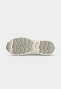 Semelle d'une chaussure gris clair avec motif ondulé et petites perforations pour la respirabilité, affichant la marque GEOX.
