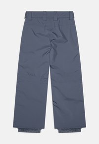 Grå skidbyxor gjorda av vattentätt material, med en vida design, elastiska ärmslut och bälteslyor för justerbarhet.