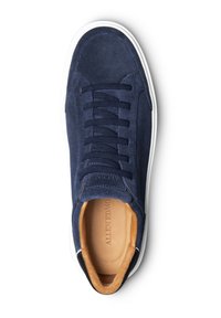 Marineblauer Wildledersneaker mit einer weißen Gummisohle, schwarzem Fersenakzent und marineblauen Schnürsenkeln. Verfügt über ein hellbraunes Innenfutter mit eingravierter Markenbezeichnung.