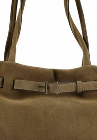 Borsa tote in camoscio marrone con superficie strutturata, doppie maniglie e un dettaglio decorativo a cinturino sulla parte superiore. Design semplice e pratico.