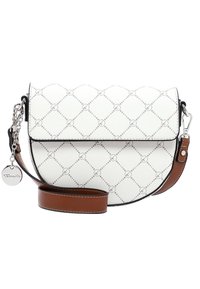 Borsa a tracolla in pelle bianca a texture con motivo trapuntato, tracolla marrone, hardware inox, e un charm circolare. Inclusa tracolla regolabile.