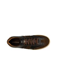 Zwarte leren en bruine suède sneaker met ronde neus, bruine veters en tan rubberen zool. Beschikt over gestreepte accenten en een gevoerde binnenzool.