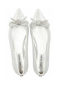 Ballerines blanches à bout pointu avec un dessus texturé, un nœud orné et des accents brillants. L'intérieur présente l'étiquette de la marque "Steve Madden."
