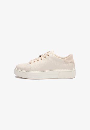Beige leren lage sneaker met gestructureerde bovenkant, crèmekleurige veters en dikke witte rubberen platformzool, zijaanzicht.