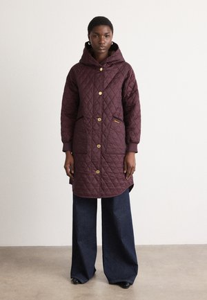 Gequilte lange jas in donkerburgundy, voorzien van een capuchon, knopen aan de voorkant, twee zijzakken en gouden hardware accenten. Textuurstof.