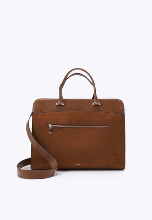 Brązowa skórzana teczka z teksturowaną górą, przednią kieszenią na zamek, podwójnymi uchwytami i regulowanym paskiem na ramię na jednolitym tle.