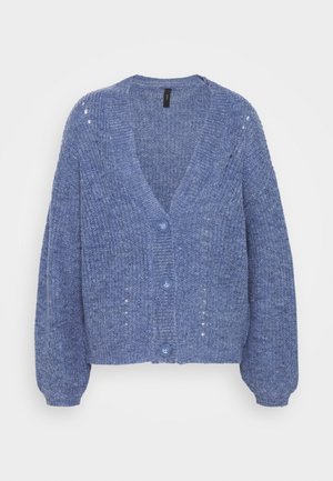 Blauwe gebreide cardigan met knopen, lange mouwen, geribbelde manchetten en kleine opzettelijke gaatjes als designelementen.