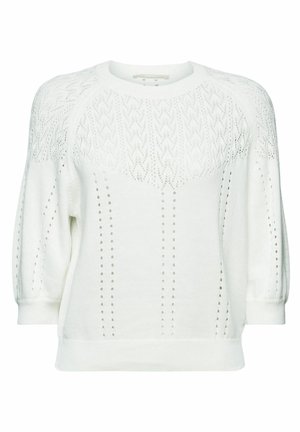 Hvid strikket trøje med indviklede hulmønstre på øverste bryst, ærmer og lodrette linjer ned foran, med 3/4-lange ærmer.