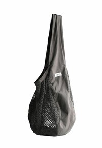 Wielokrotnego użytku torba na zakupy w ciemnoszarym kolorze, wykonana z siatki i materiału, wisząca z białą metką z napisem "organiczny" na części materiałowej.