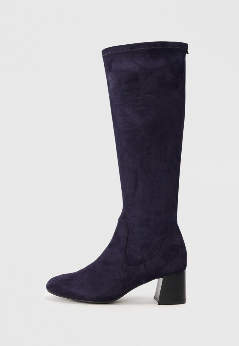 Bottes en suede violettes jusqu'au genou avec un bout rond, un talon carré et des accents de couture le long des coutures pour un détail supplémentaire.