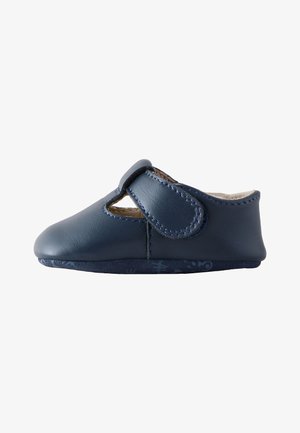 Suave zapato de bebé de cuero azul oscuro con cierre de velcro, punta cerrada y suela suave para uso en interiores.