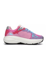 Sneaker con una combinazione di suede rosa, viola e blu, lacci bianchi e una suola intermedia bianca spessa. Presenta sezioni in mesh e una suola nera.