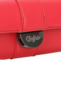 Rote Lederhandtasche mit glatter Textur, ausgestattet mit einem metallischen Verschluss mit "Buffalo"-Markierung und kontrastierenden Nähten.