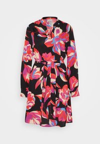 Robe portefeuille fleurie avec un fond noir, de grandes fleurs roses, rouges et bleues, une taille ceinturée, et des manches longues ornées de motifs floraux similaires.