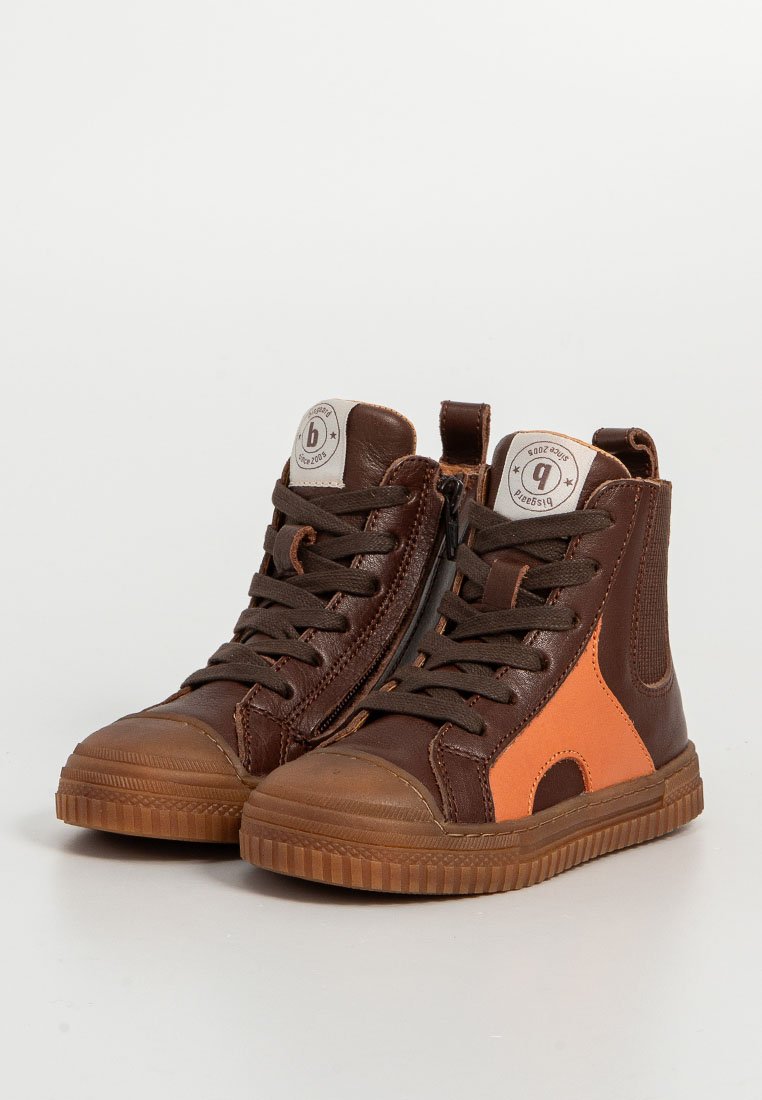 Braune High-Top-Sneaker mit Obermaterial aus strukturiertem Leder, orangefarbenen Akzenten, Gummisohle und einem seitlichen Reißverschluss für einfachen Zugang.