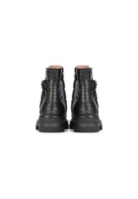 Schwarze Knöchelstiefel aus strukturiertem Leder, mit einem auffälligen Reptilienmuster, zwei seitlichen Schnallen und einer stabilen Gummisohle.