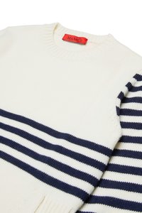 Hvit strikket genser med marineblå horisontale striper, ribbestrikket halslinning, og etikett med "MAX&Co" i rødt. Myk tekstur og uformelt design.