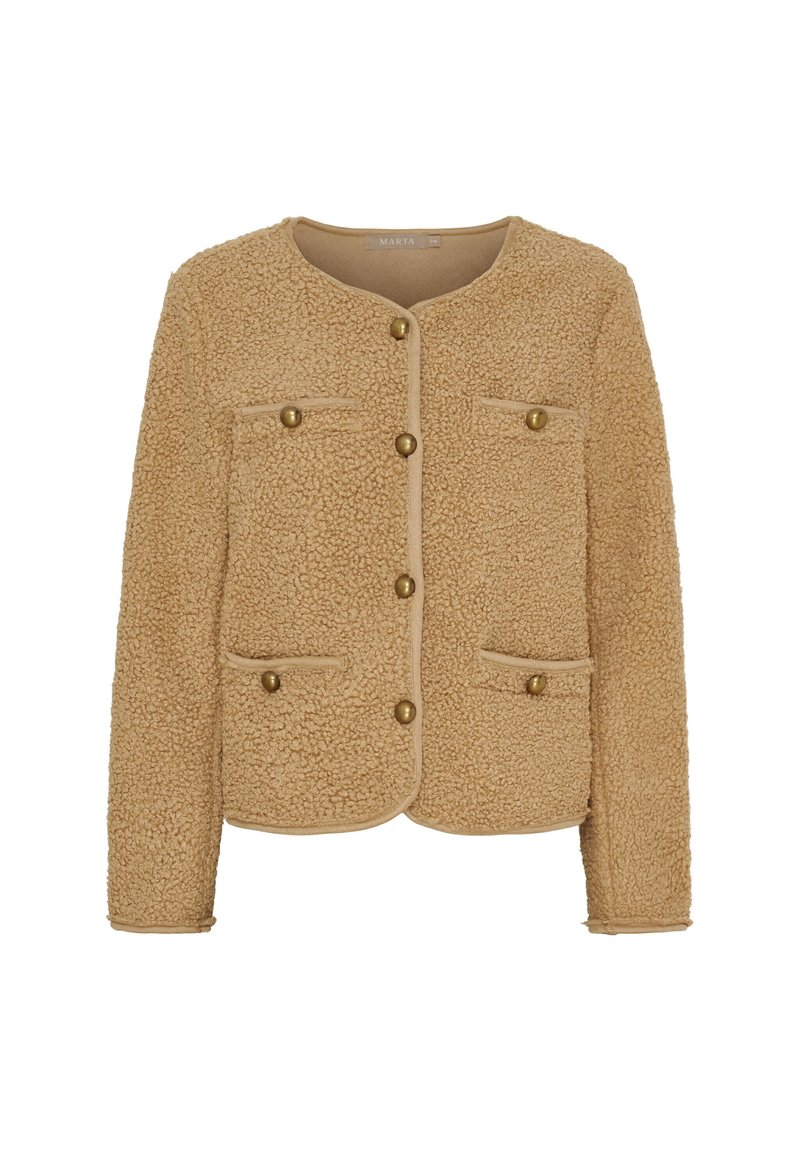 Beige fuzzy jakke med rund halsudskæring, frontlukning med knapper, to brystlommer og dekorerende guldtonede knapper. Blød tekstur.