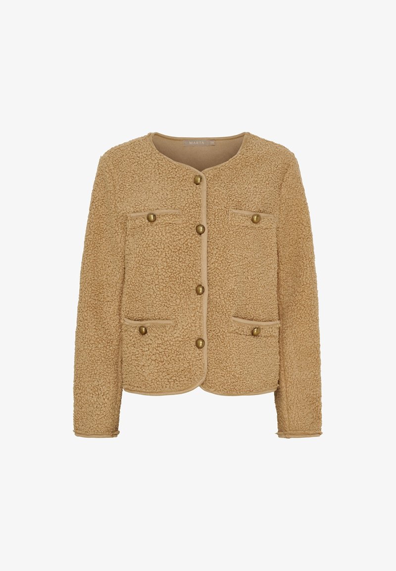 Beige fuzzy jakke med rund halsudskæring, frontlukning med knapper, to brystlommer og dekorerende guldtonede knapper. Blød tekstur.
