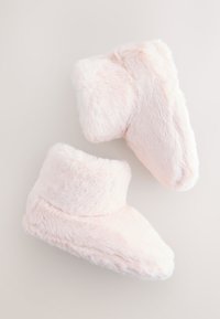 Růžové měkké botičky z umělé kožešiny s chlupatou texturou a ohrnovacími manžetami. Kulatá špička pro pohodlí a teplo.