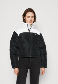 Calvin Klein Jeans - CROPPED PUFFER - Winterjacke - black/ bright white Thumbnail-Bild 1