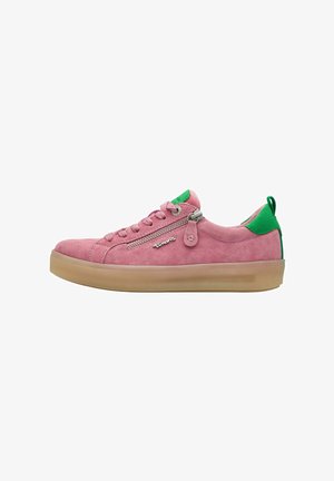 Różowe zamszowe sneakersy z zielonymi akcentami i bocznym zamkiem. Posiadają gumową podeszwę i sznurowadła, oraz pętelkę na pięcie, co ułatwia zakładanie.