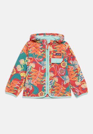 Színes gyerek kapucnis dzseki virág- és levélmintákkal, elöl cipzárral, mellzsebbel fedővel, és világoskék szegéllyel.